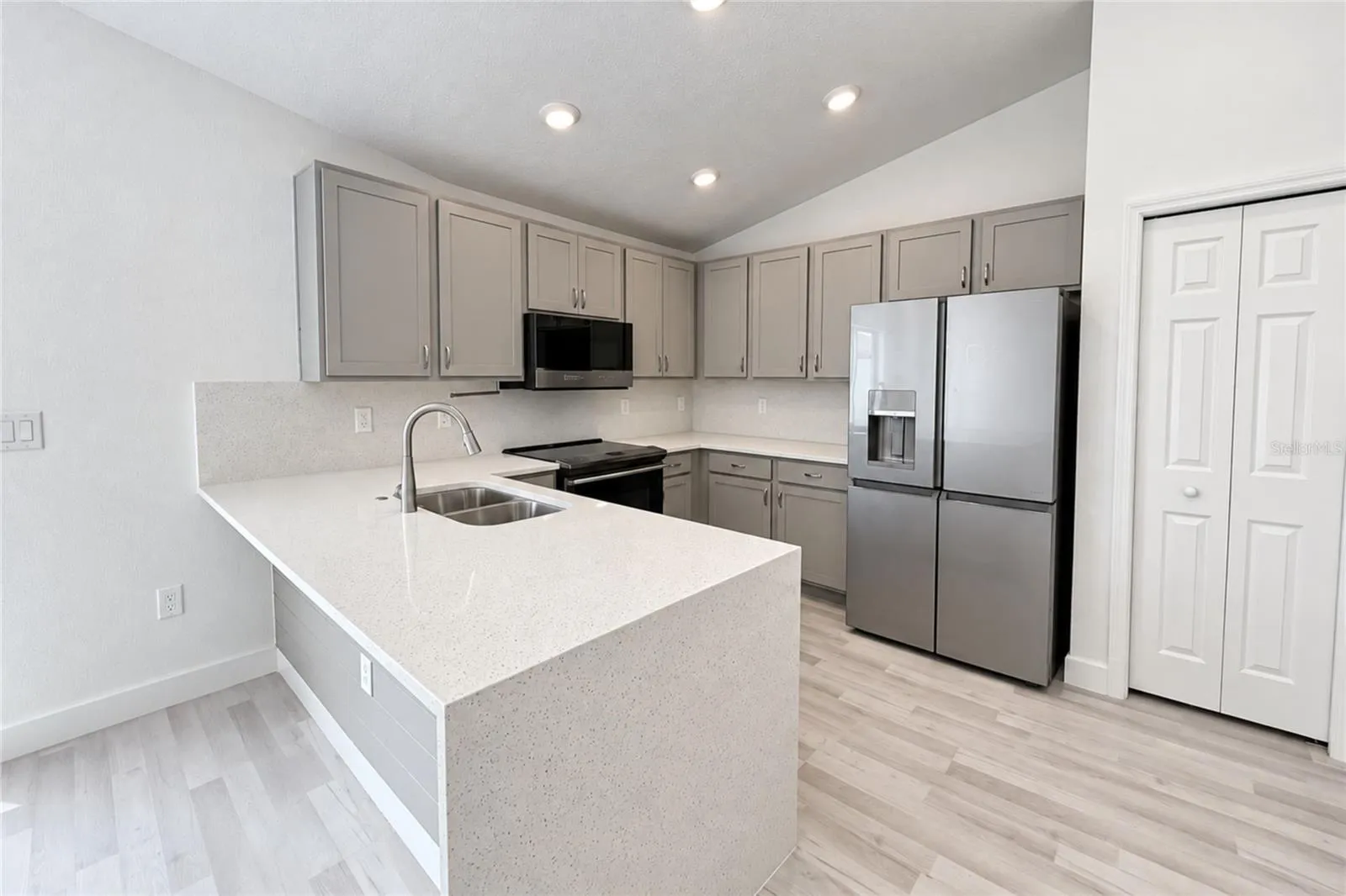 KITCHEN WITH QUARTZ COUNTERTOPS