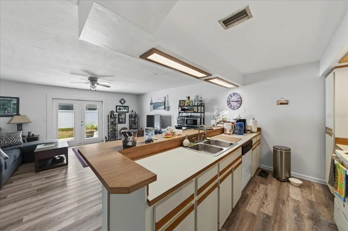 Unit 843 kitchen