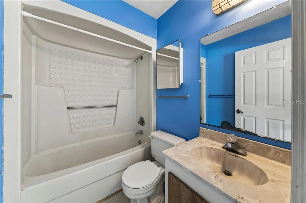 Unit 841 ensuite bathroom to bedroom 1