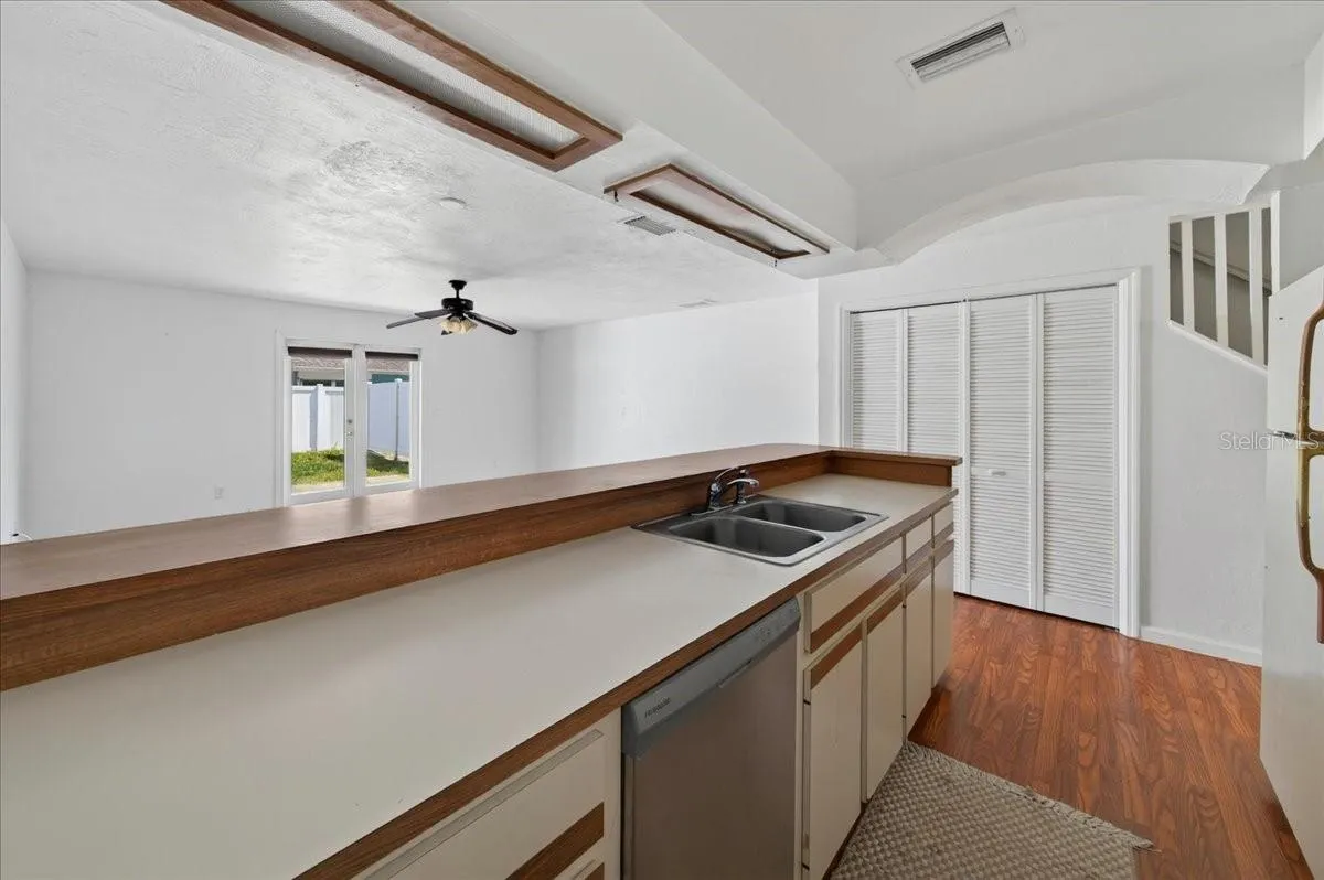Unit 845 kitchen