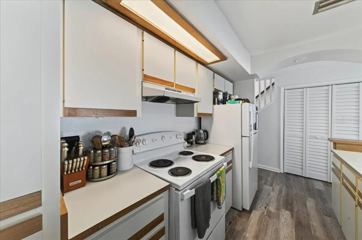 Unit 843 kitchen