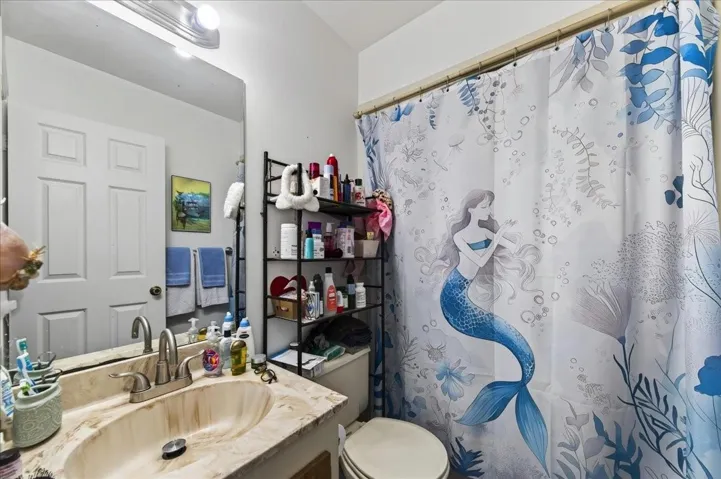 Unit 847 ensuite bathroom to bedroom 2