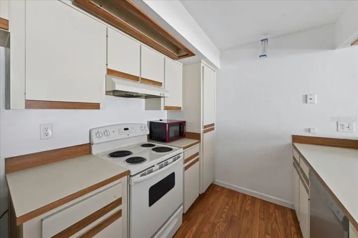 Unit 845 kitchen