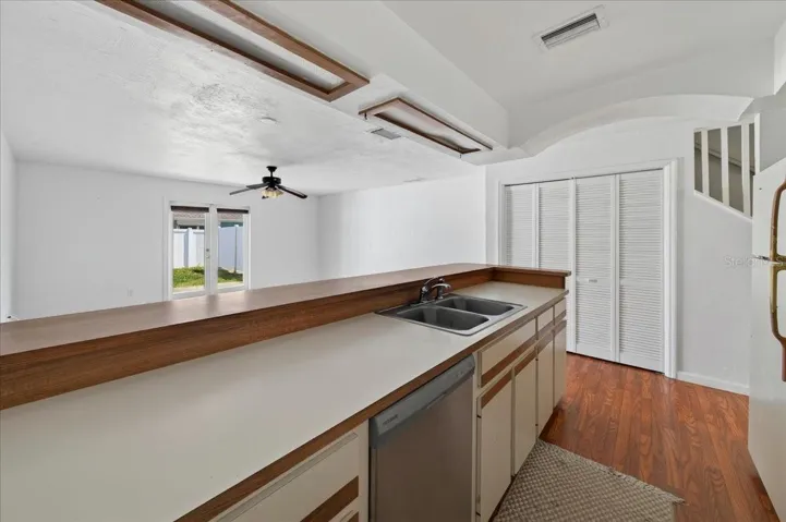 Unit 845 kitchen