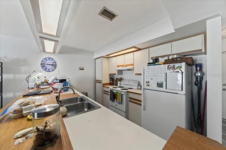 Unit 843 kitchen