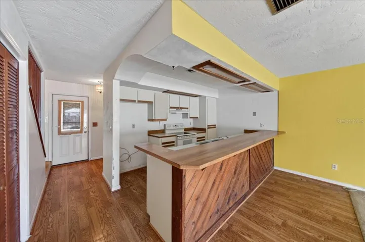 Unit 841 kitchen with breakfast bar