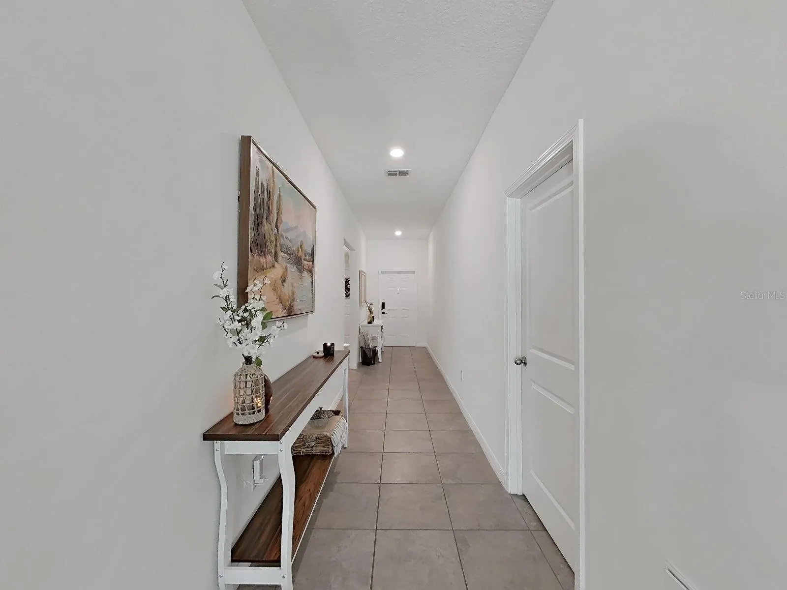 Foyer to front door