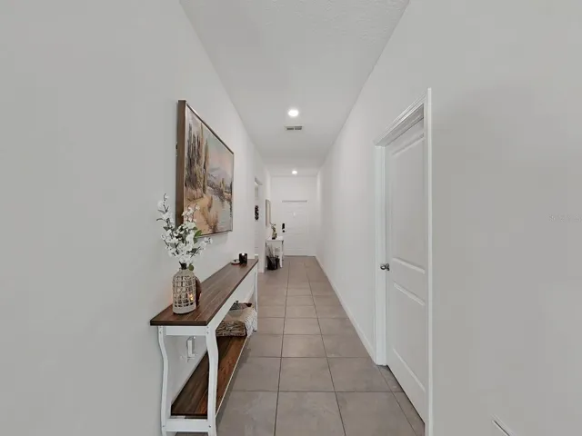Foyer to front door