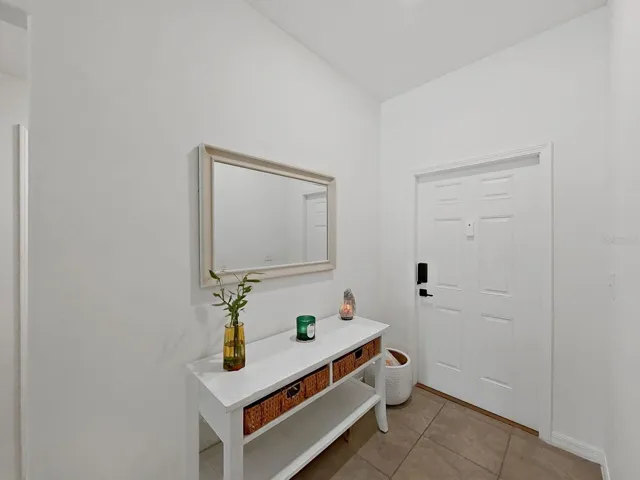 Foyer to front door