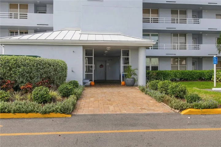 Entry to building