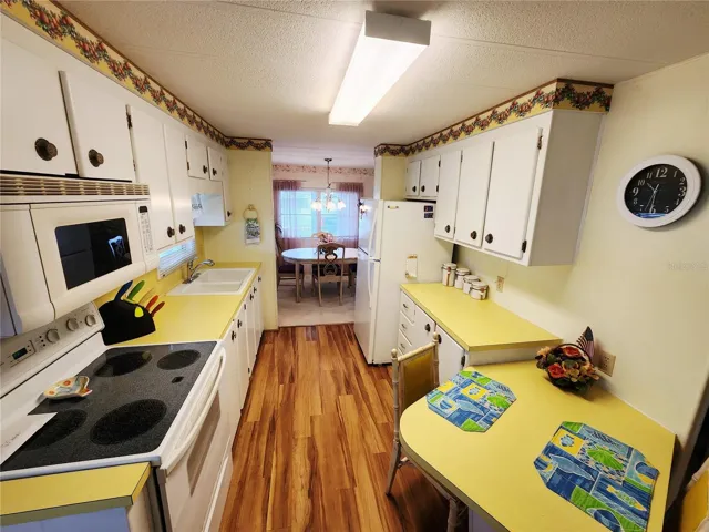 Kitchen with Breakfast Bar