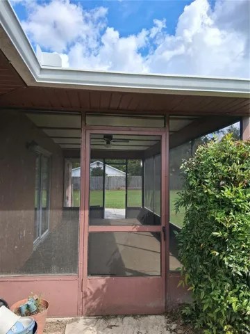 Front enterance/exit to lanai