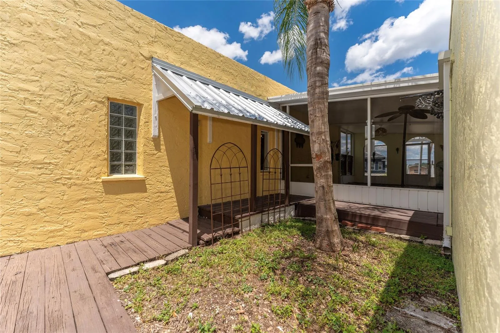 CORTYARD / COVERED PORCH