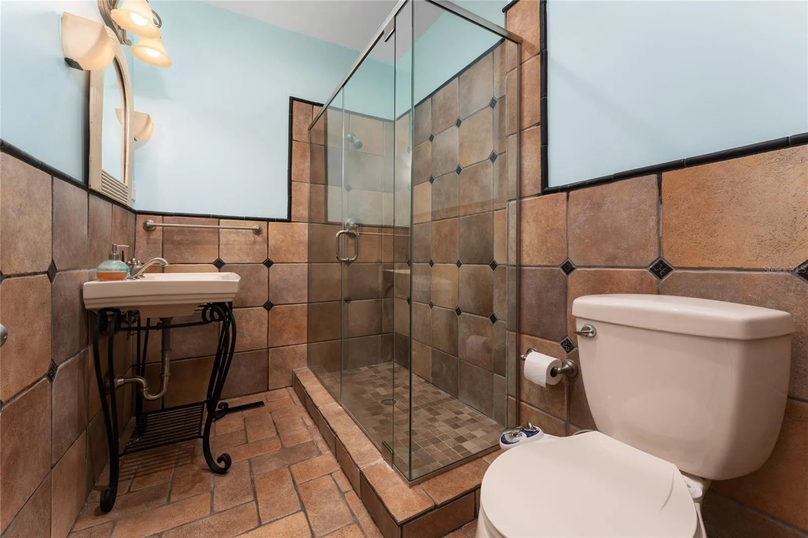 BATHROOM MAIN HOUSE