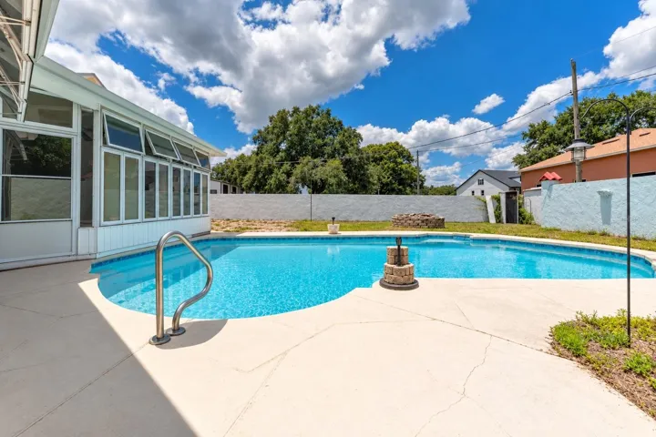 HEAT/COOL SALT WATER POOL