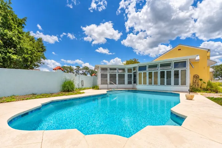HEAT/COOL SALT WATER POOL