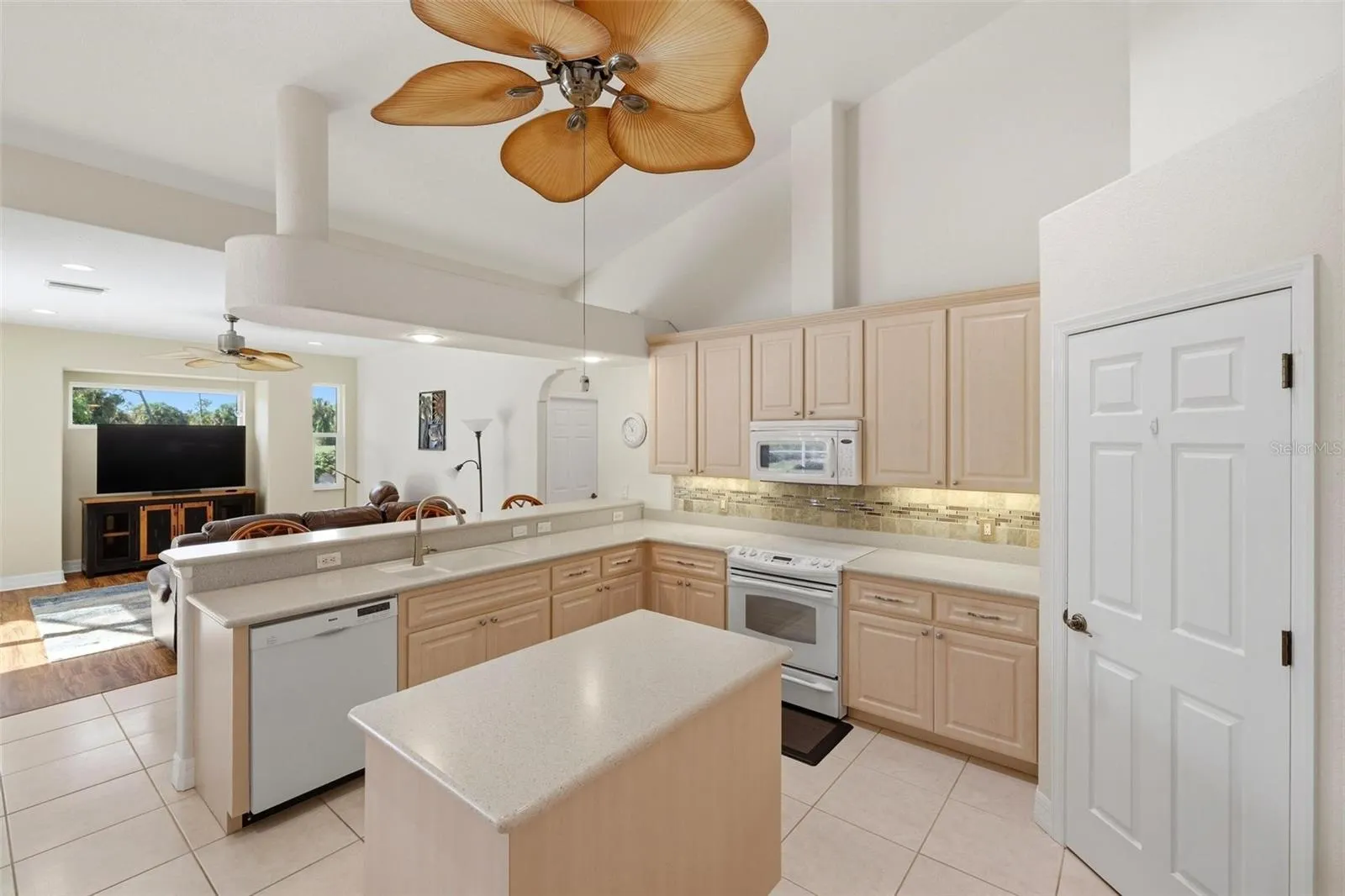 Kitchen looking into the Family room.....