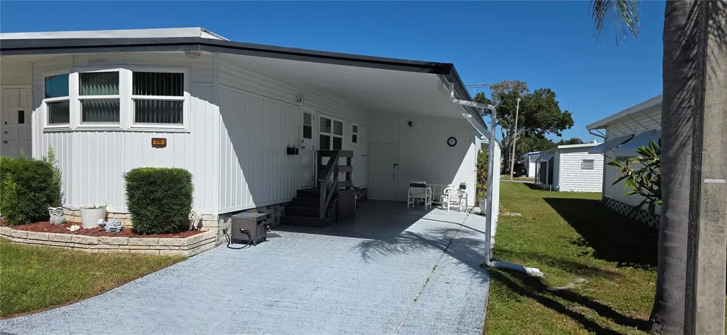 Carport w/kick-outs