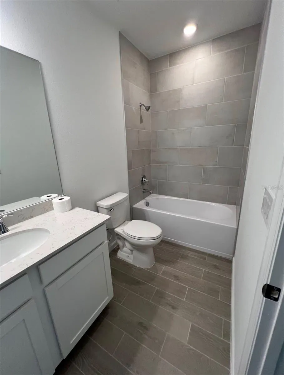 2ND ENSUTE BATHROOM