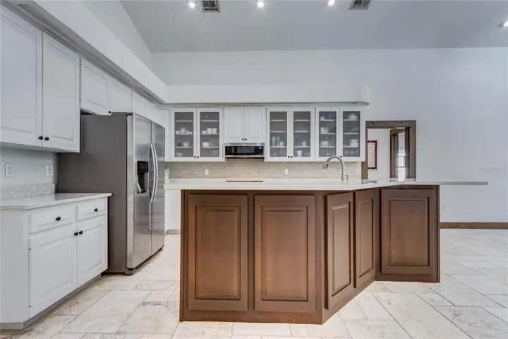 Large bar top for entertaining!