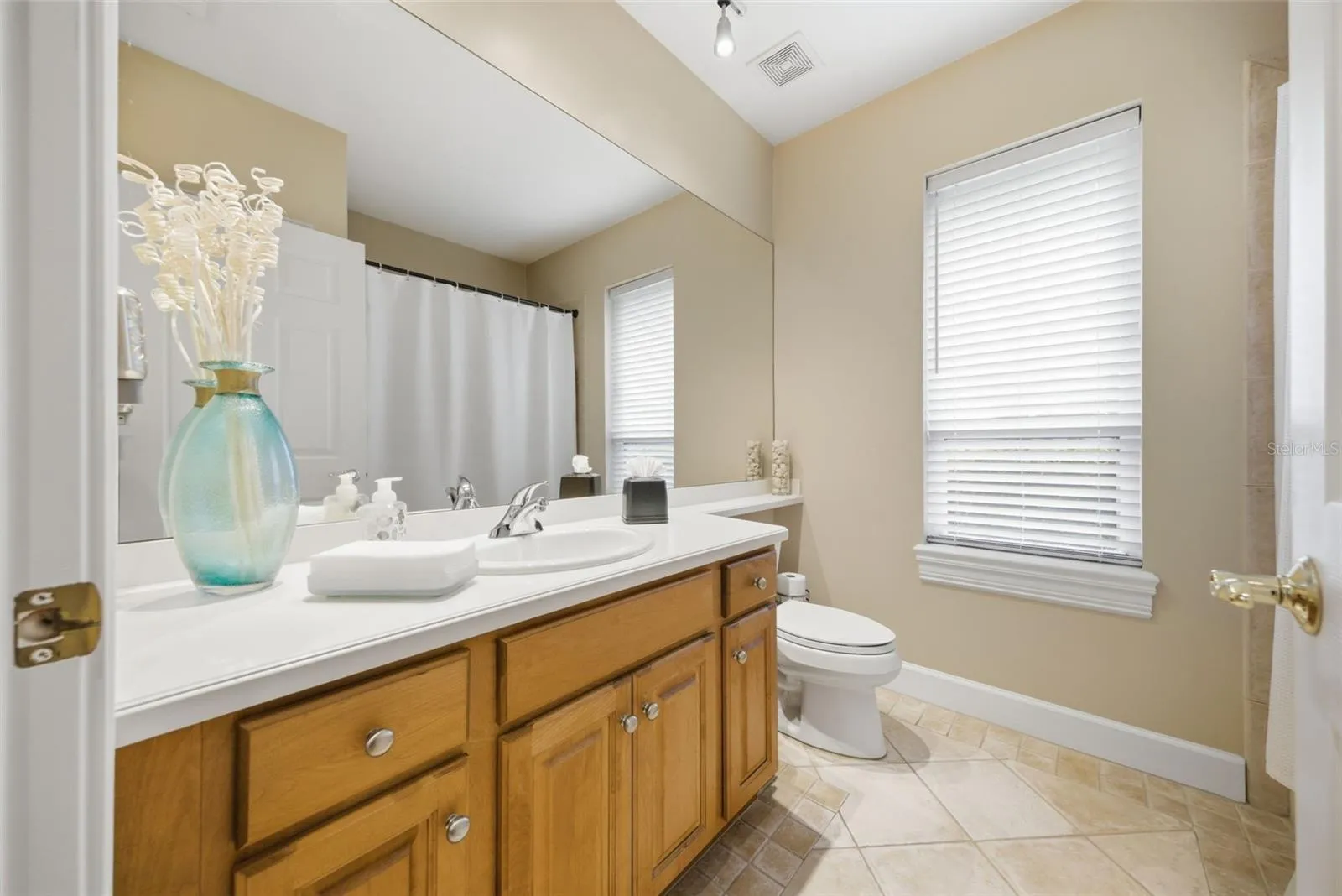 2nd bath between 2nd and 3rd bedrooms