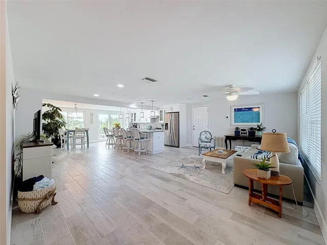 THE ULTIMATE OPEN FLOOR PLAN.