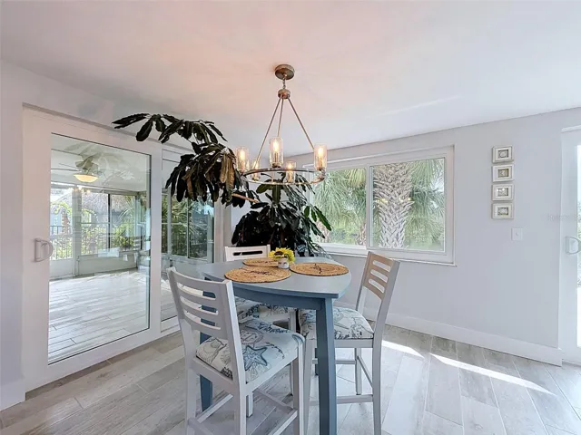 DINING AREA PERFECTLY LOCATED.