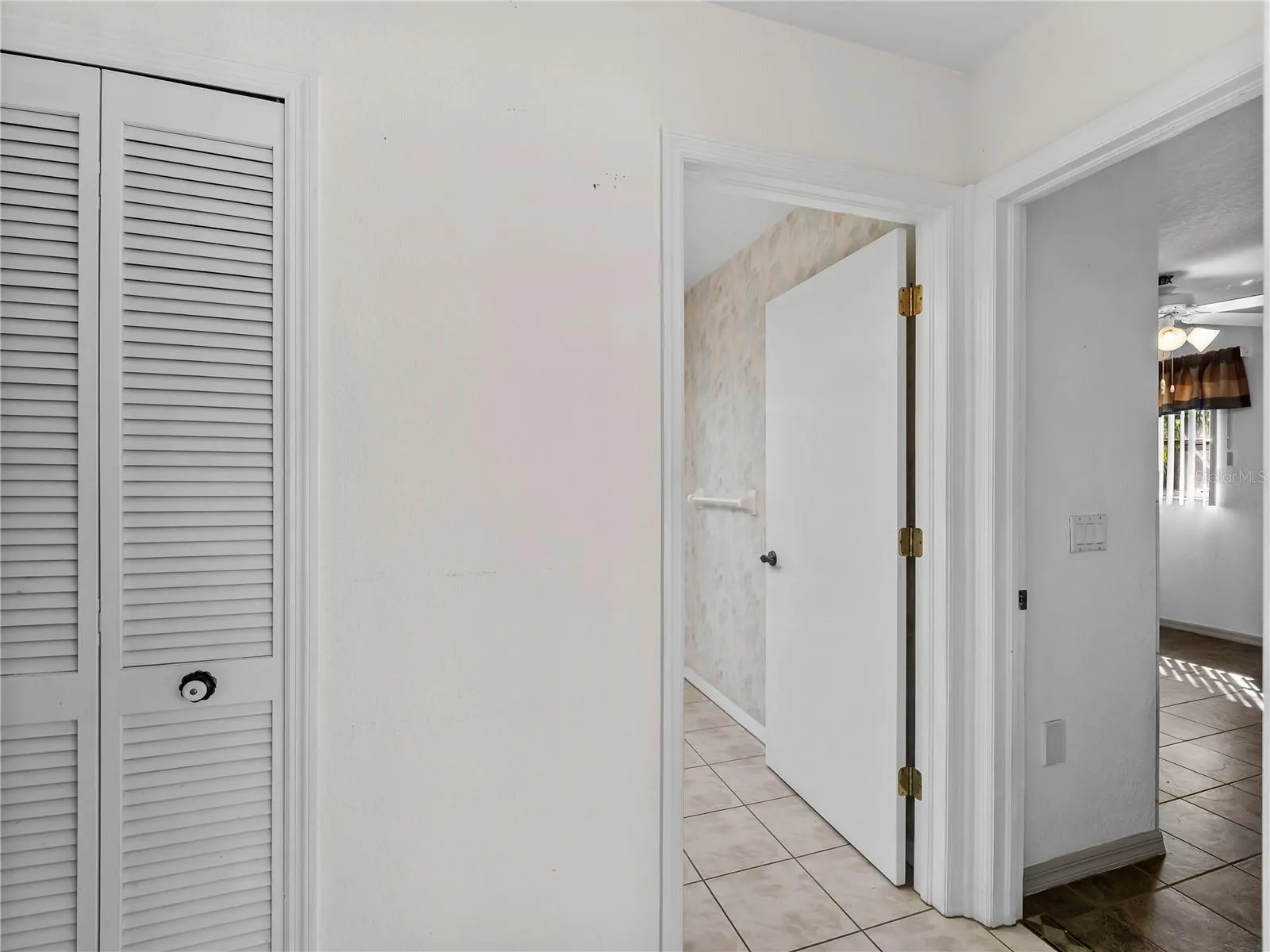 Hallway_134TocopillaStreet_PuntaGorda_CleanFinish_Corner.jpg