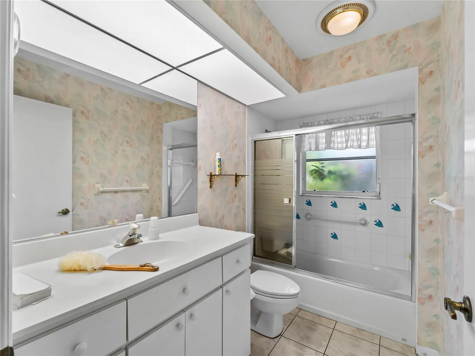 Bath_134TocopillaStreet_PuntaGorda_DoubleVanity_Daylight.jpg
