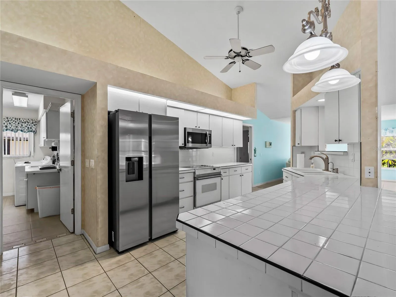 Kitchen_134TocopillaStreet_PuntaGorda_QuartzIsland_Corner.jpg