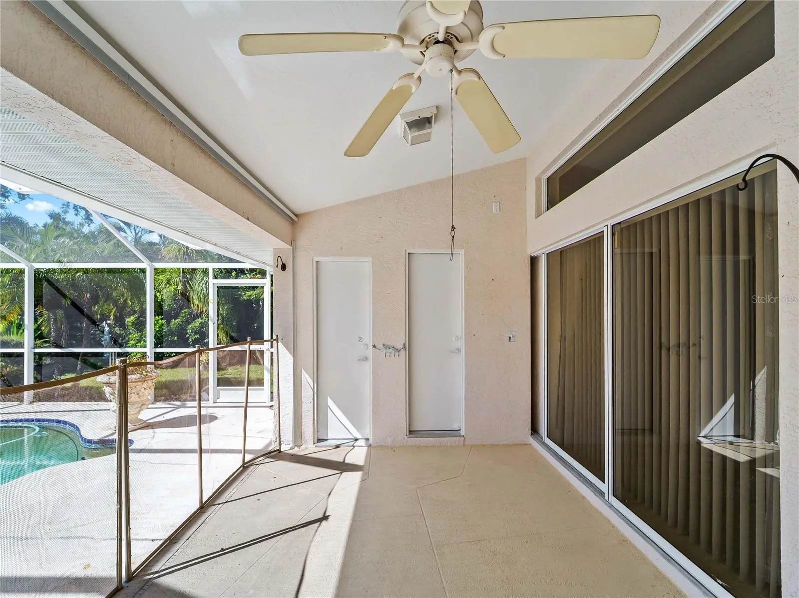 ScreenedLanai_134TocopillaStreet_PuntaGorda_PoolView_SliderView.jpg