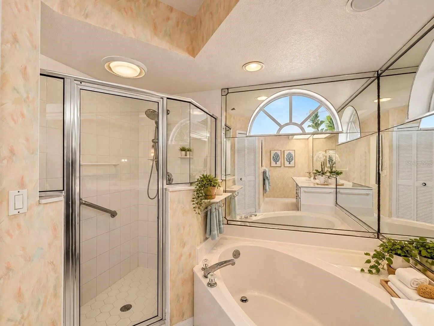 (Staged) Bath_134TocopillaStreet_PuntaGorda_WalkInShower_Corner.jpg