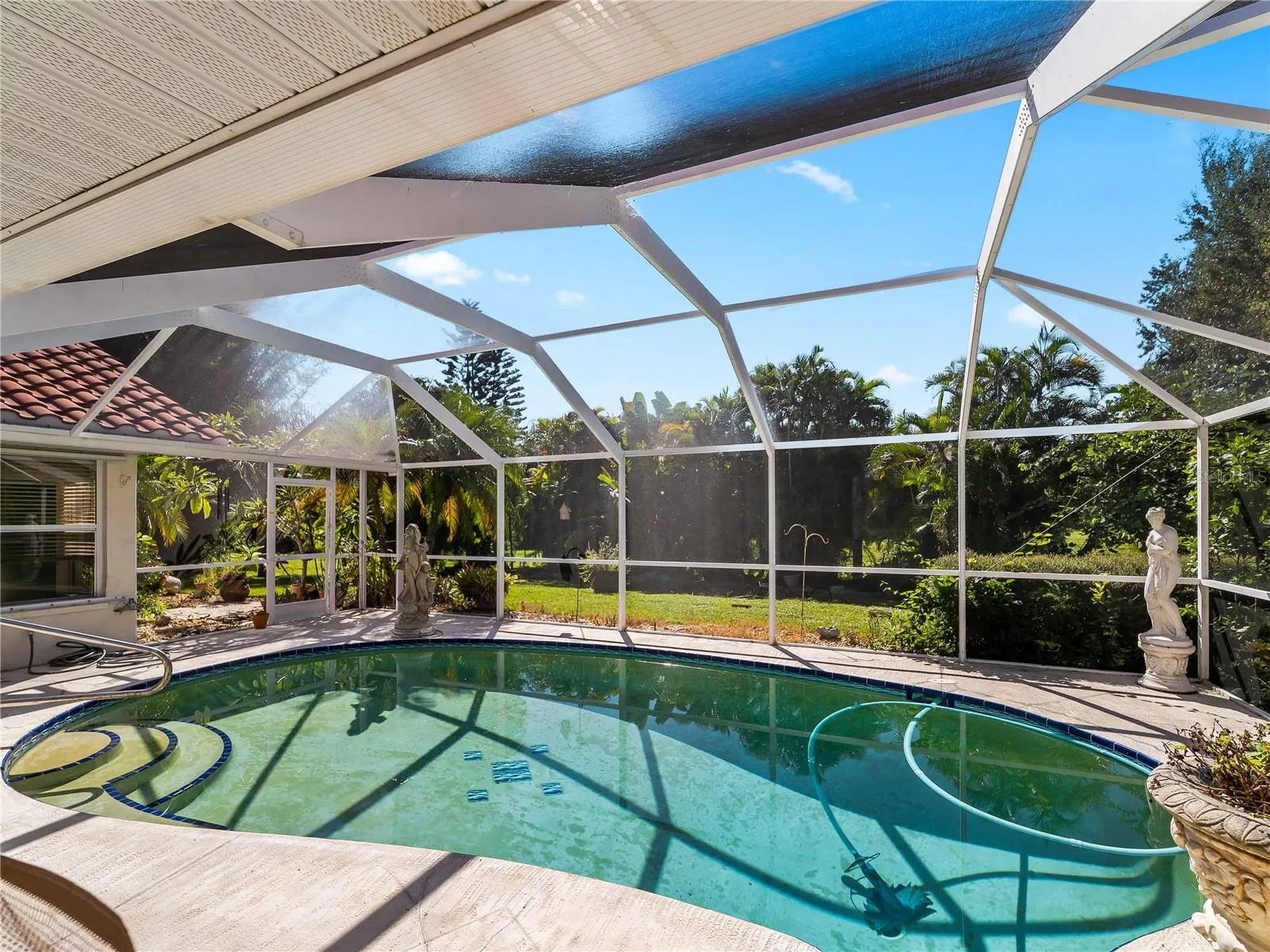 Pool_134TocopillaStreet_PuntaGorda_ScreenEnclosure_Corner.jpg
