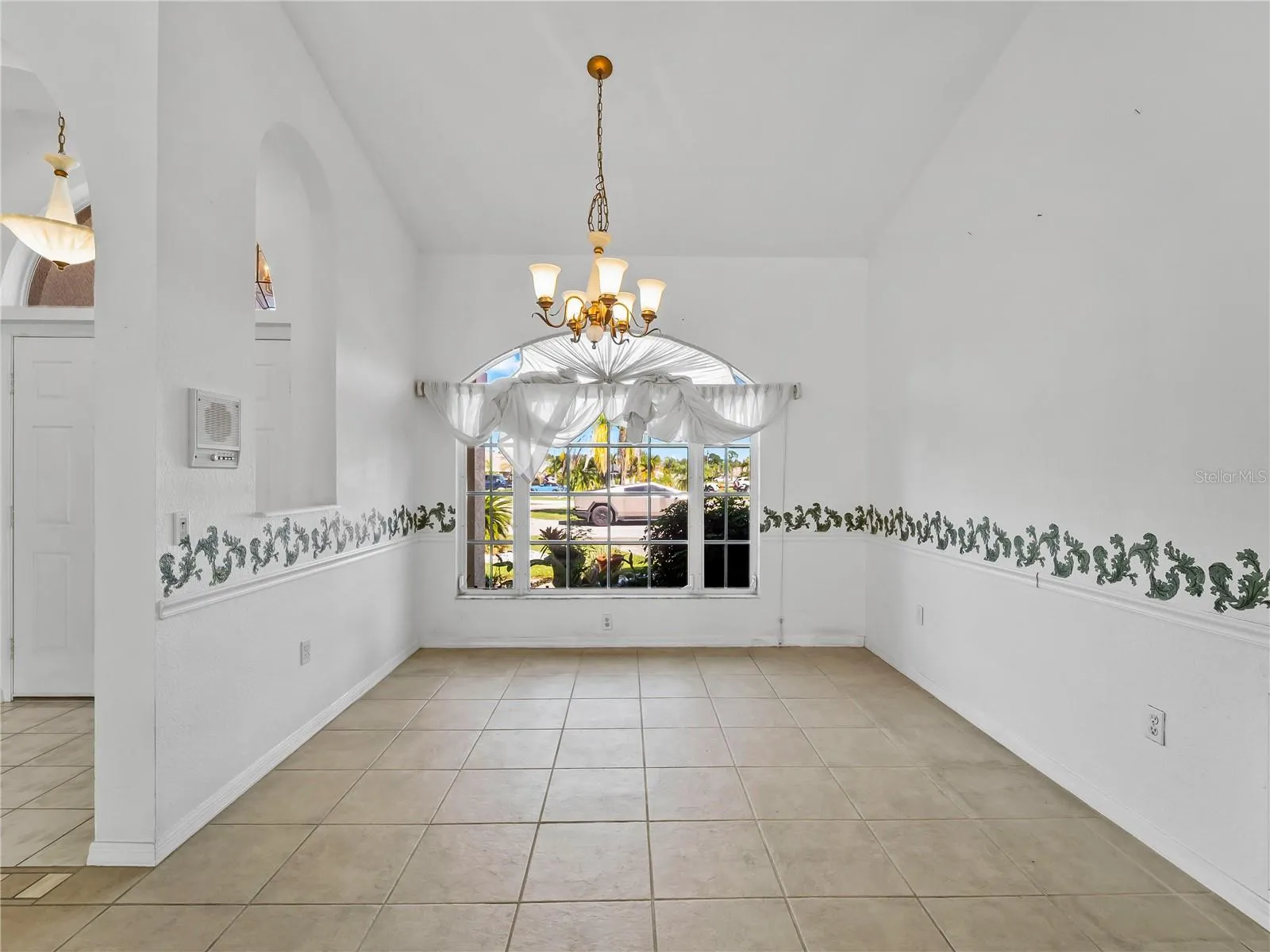 DiningRoom_134TocopillaStreet_PuntaGorda_NaturalLight_Daylight.jpg