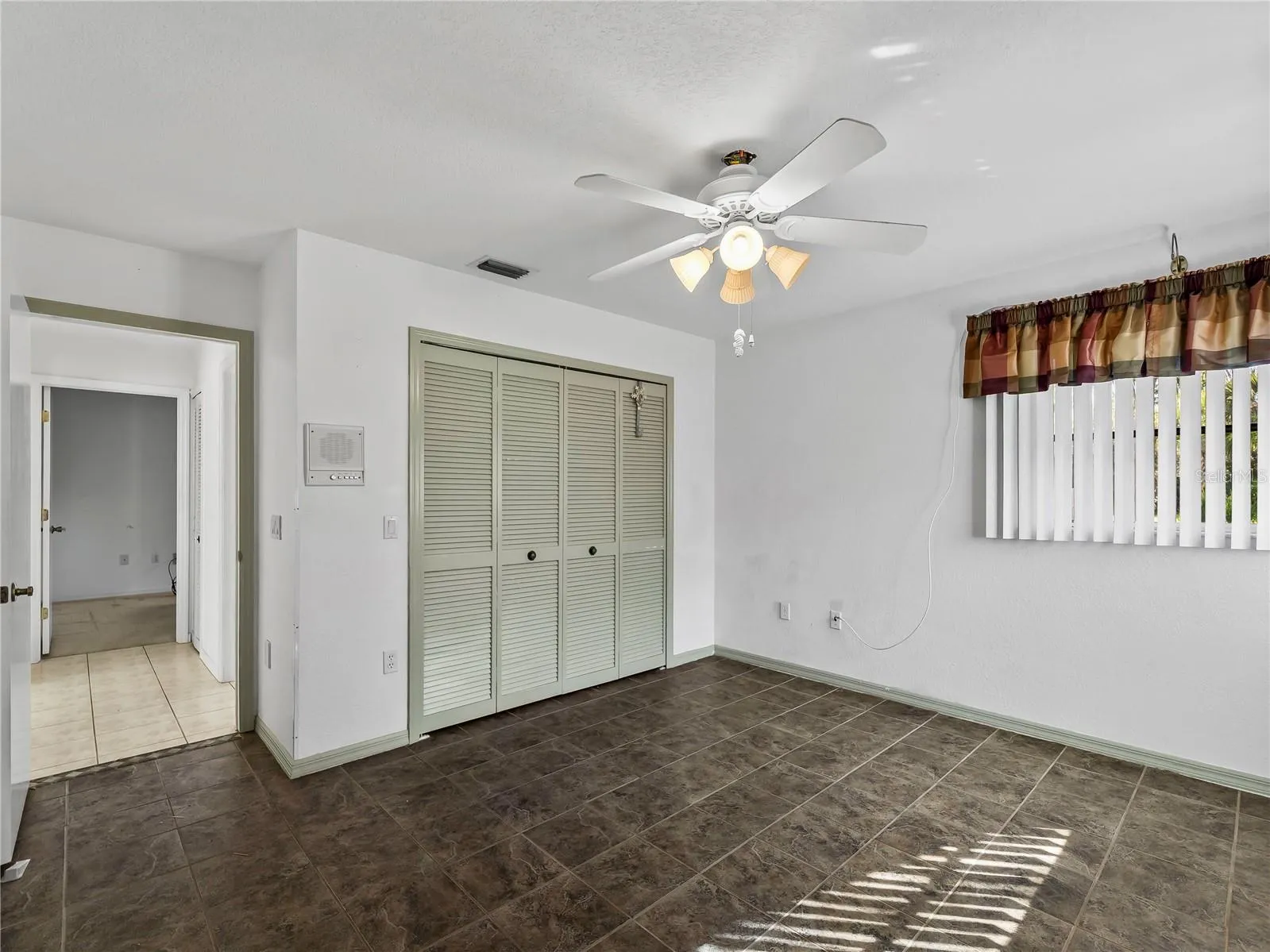 Bedroom_134TocopillaStreet_PuntaGorda_NaturalLight_Corner.jpg