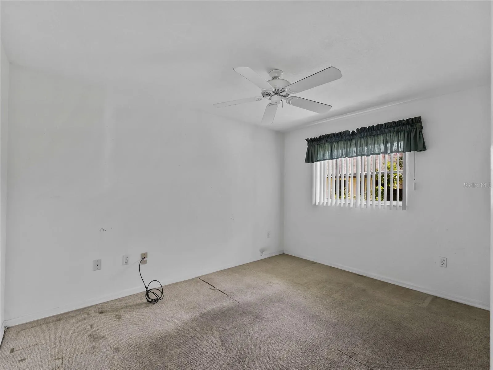 Bedroom_134TocopillaStreet_PuntaGorda_NaturalLight_Corner.jpg
