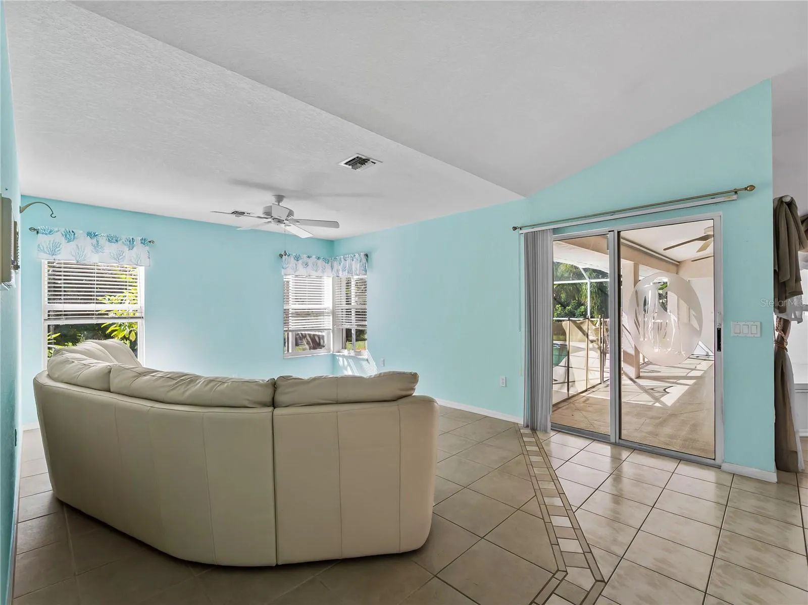 FamilyRoom_134TocopillaStreet_PuntaGorda_OpenConcept_SliderView.jpg