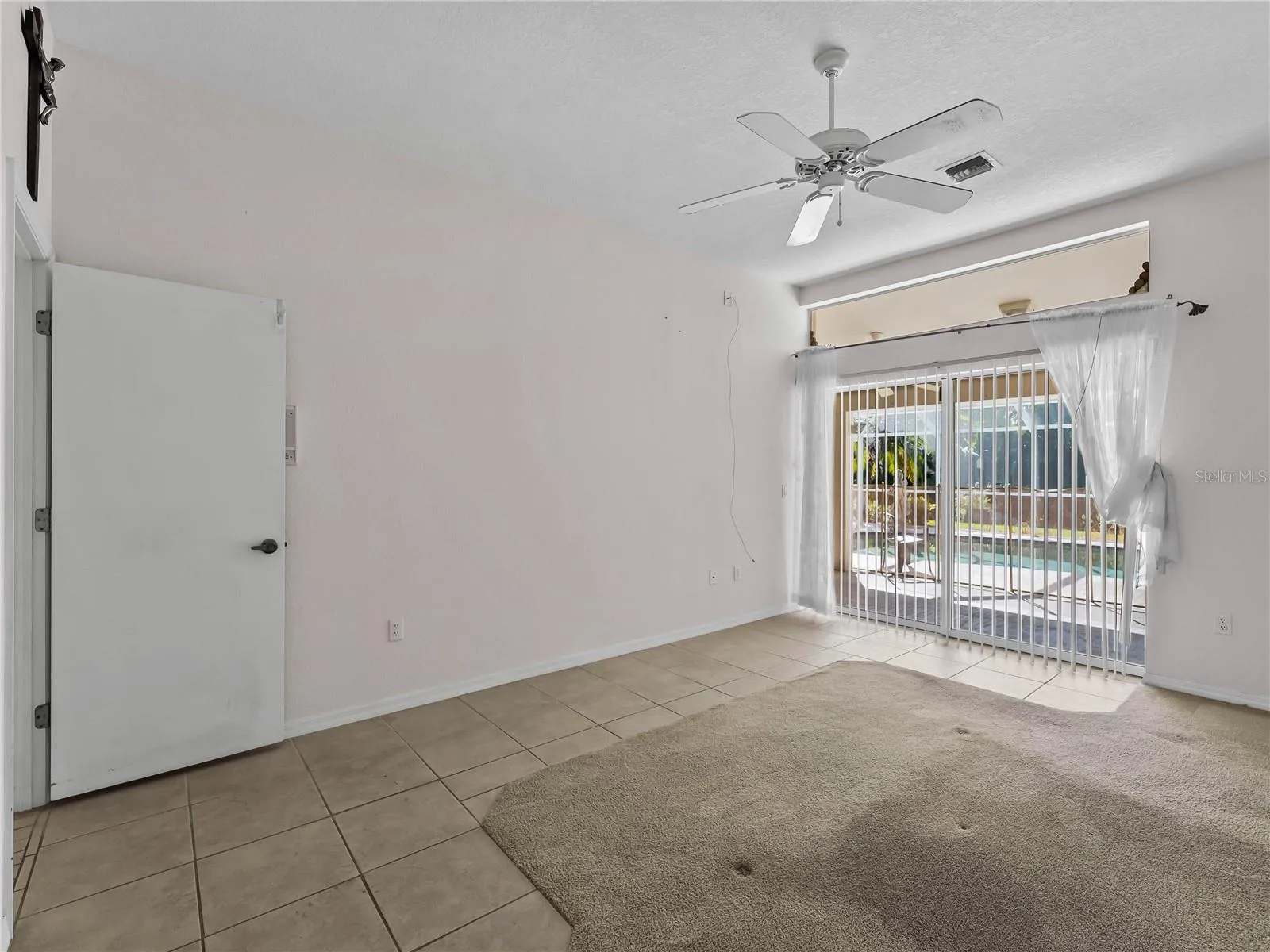 PrimarySuite_134TocopillaStreet_PuntaGorda_NaturalLight_WindowView.jpg