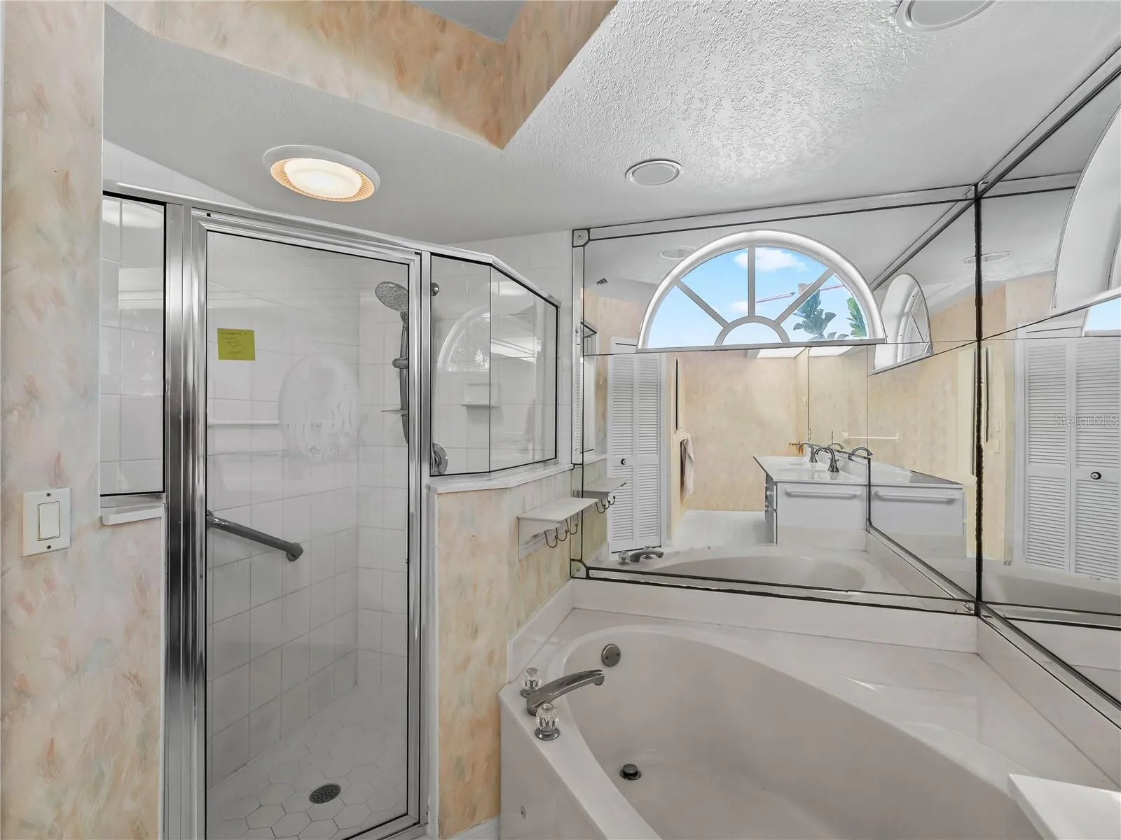 Bath_134TocopillaStreet_PuntaGorda_WalkInShower_Corner.jpg