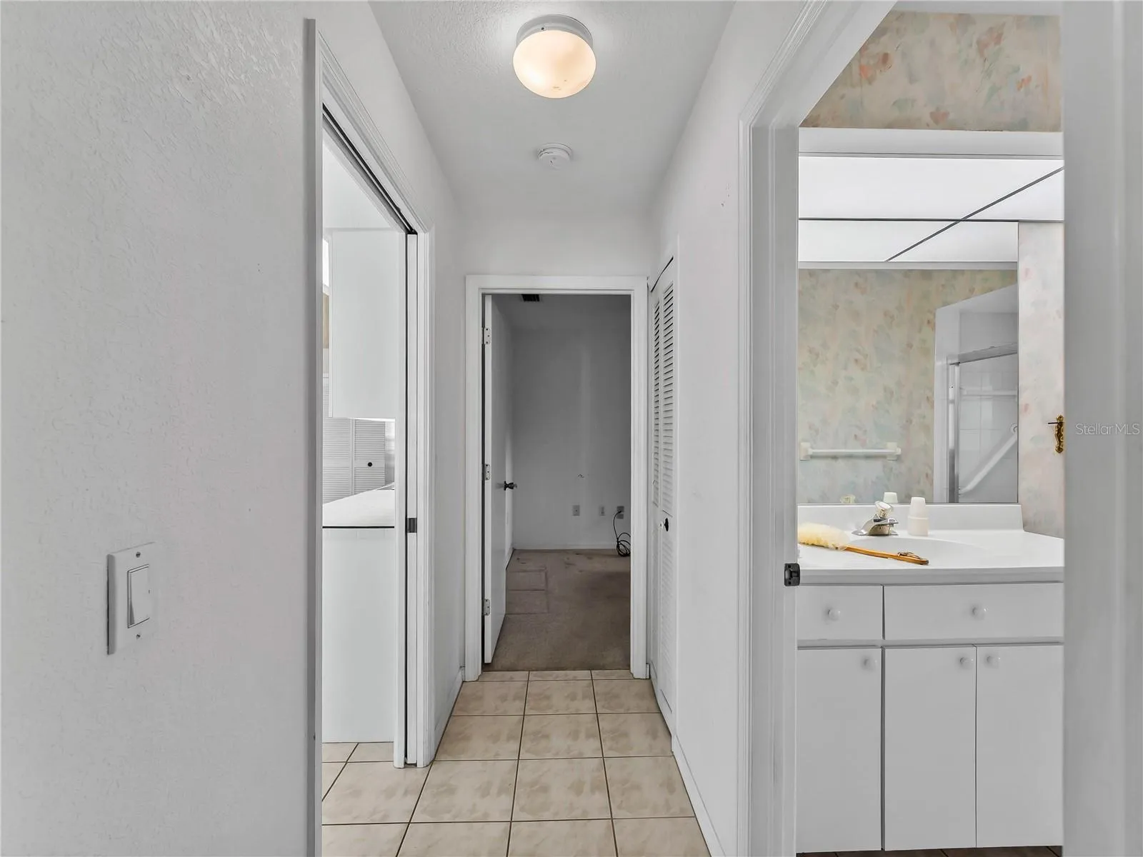 Hallway_134TocopillaStreet_PuntaGorda_CleanFinish_Entry.jpg