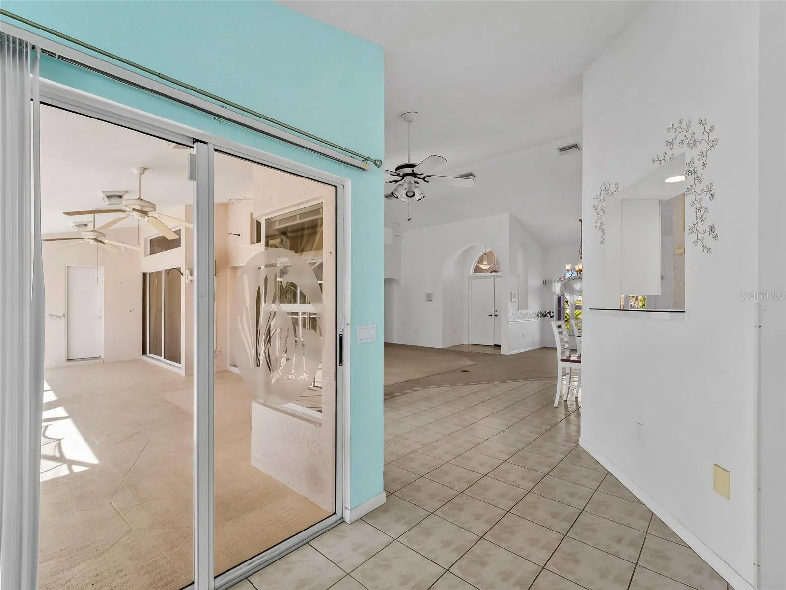 FamilyRoom_134TocopillaStreet_PuntaGorda_LanaiAccess_SliderView.jpg