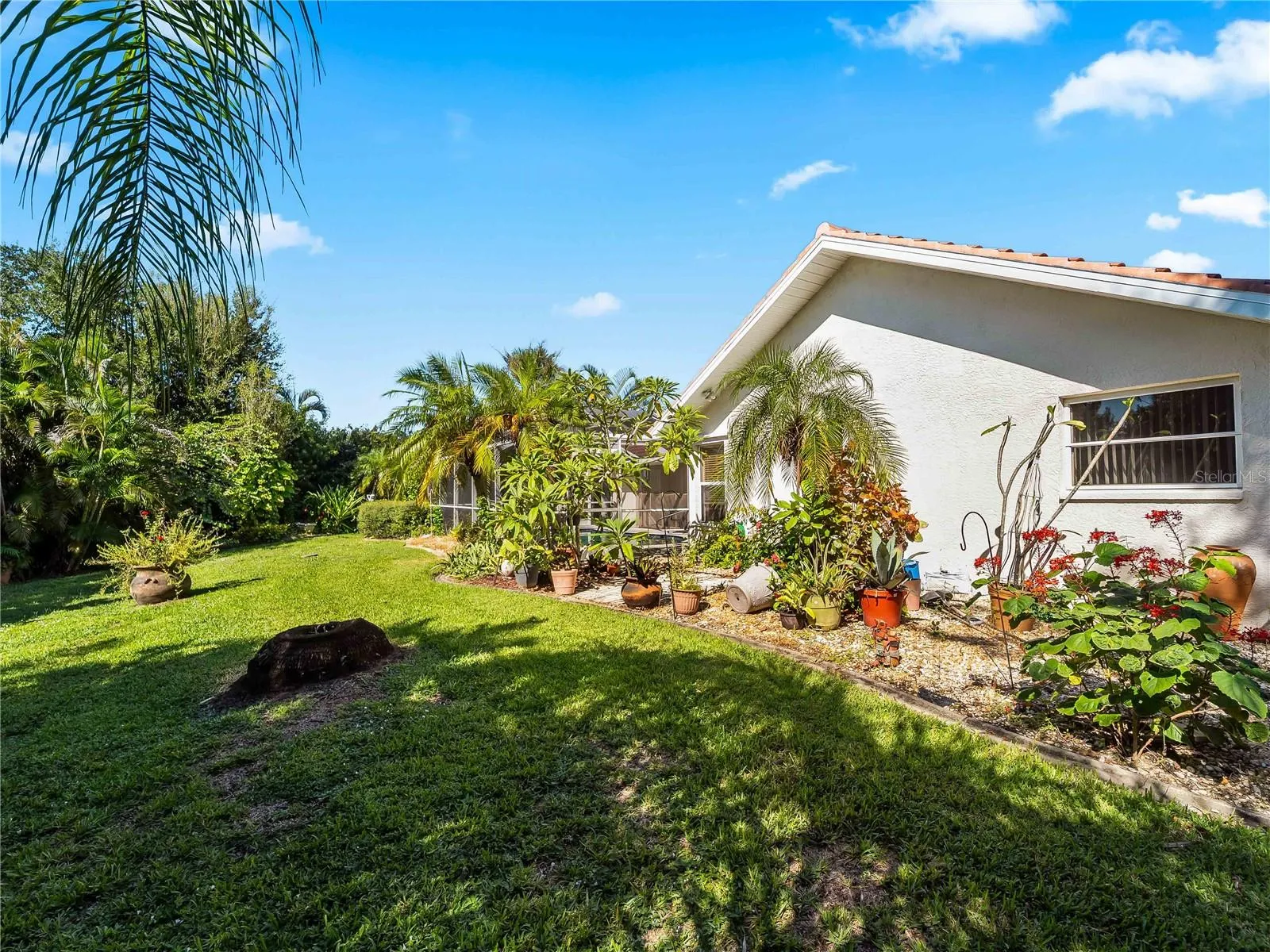 Backyard_134TocopillaStreet_PuntaGorda_Landscaped_Daylight.jpg
