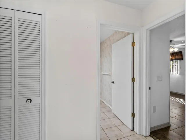 Hallway_134TocopillaStreet_PuntaGorda_CleanFinish_Corner.jpg