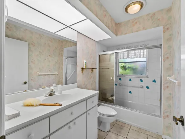 Bath_134TocopillaStreet_PuntaGorda_DoubleVanity_Daylight.jpg