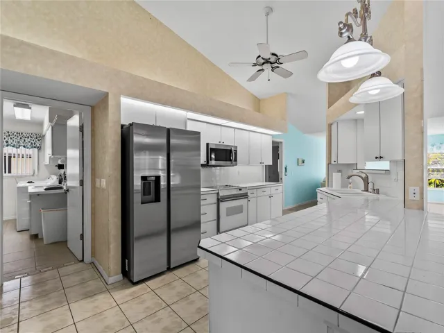 Kitchen_134TocopillaStreet_PuntaGorda_QuartzIsland_Corner.jpg