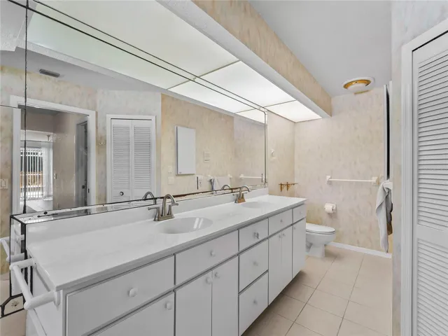 Bath_134TocopillaStreet_PuntaGorda_DoubleVanity_Daylight.jpg