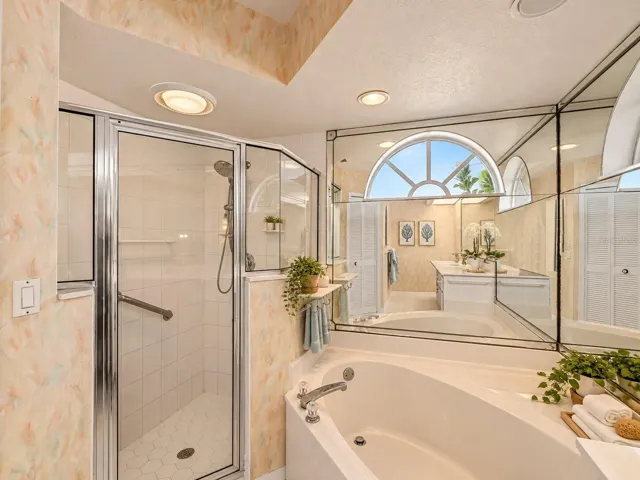 (Staged) Bath_134TocopillaStreet_PuntaGorda_WalkInShower_Corner.jpg