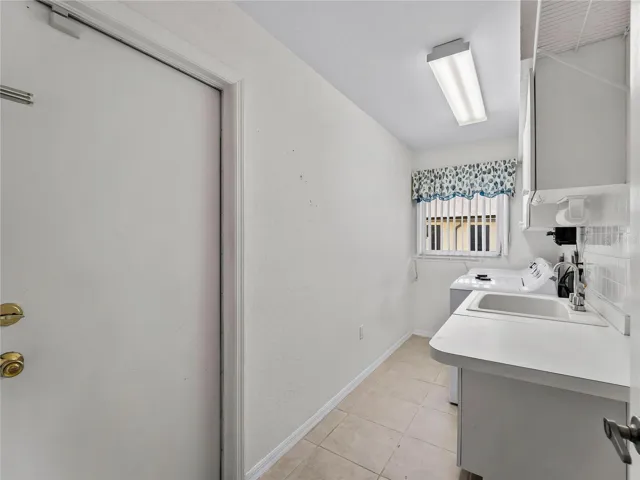 Bath_134TocopillaStreet_PuntaGorda_CleanFinish_Entry.jpg