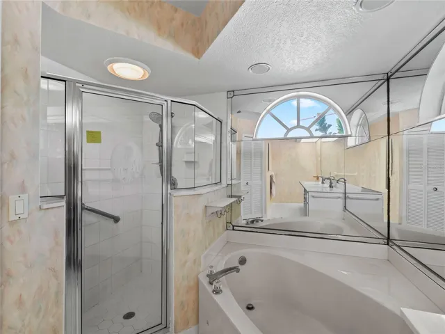 Bath_134TocopillaStreet_PuntaGorda_WalkInShower_Corner.jpg