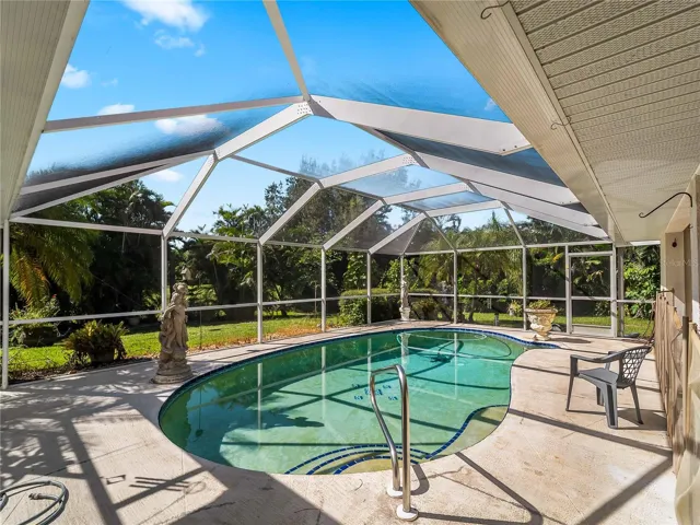 Pool_134TocopillaStreet_PuntaGorda_ScreenEnclosure_Daylight.jpg